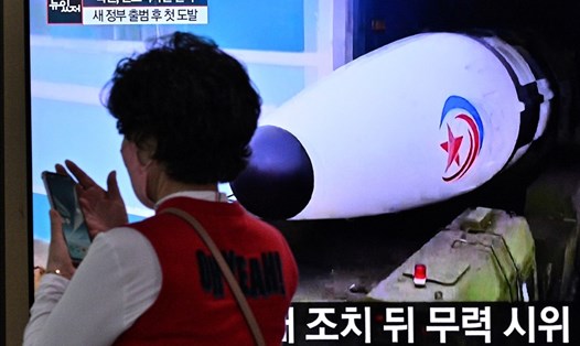 Tivi tại nhà ga ở Seoul, Hàn Quốc, chiếu bản tin có đoạn phim ghi lại cảnh Triều Tiên thử tên lửa ngày 25.5. Ảnh: AFP