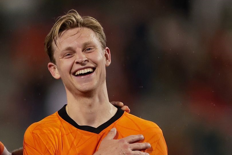Manchester United phải khôn ngoan hơn trong vụ De Jong
