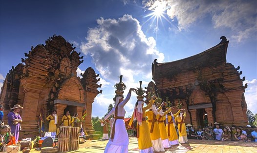 Các hoạt động văn hoá đặc sắc tại Làng Văn hóa - Du lịch các dân tộc Việt Nam (Đồng Mô, Sơn Tây, Hà Nội). Ảnh: PQV