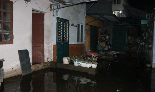 Nhiều nhà dân Hà Nội vẫn ngập sâu sau trận mưa lớn chiều 29.5. Ảnh: Thu Hiền
