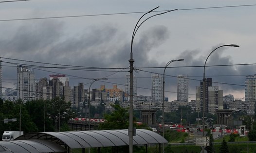 Những cột khói bốc lên ở thủ đô Kiev, Ukraina ngày 5.6. Ảnh: AFP