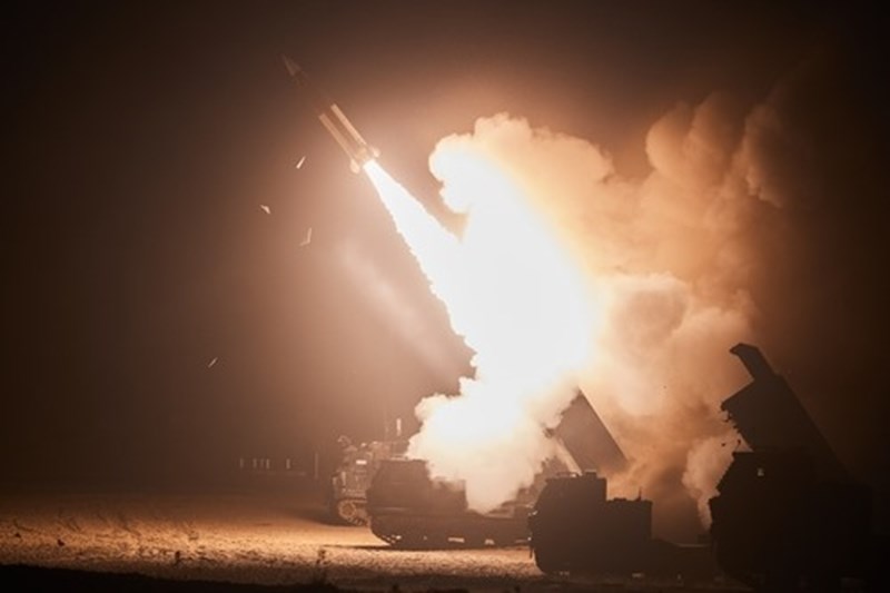 South Korea and the United States launch a series of 8 missiles in response to North Korea