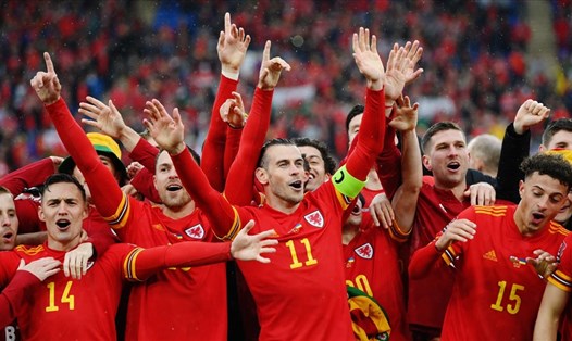 Gareth Bale và các đồng đội cùng người Xứ Wales với niềm vui lớn sau khi giành tấm vé dự World Cup 2022. Ảnh: Walesonline