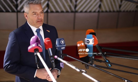 Thủ tướng Áo Karl Nehammer phát biểu trước báo giới trước thềm cuộc gặp của lãnh đạo EU về tình hình Ukraina ở Brussels. Ảnh: AFP