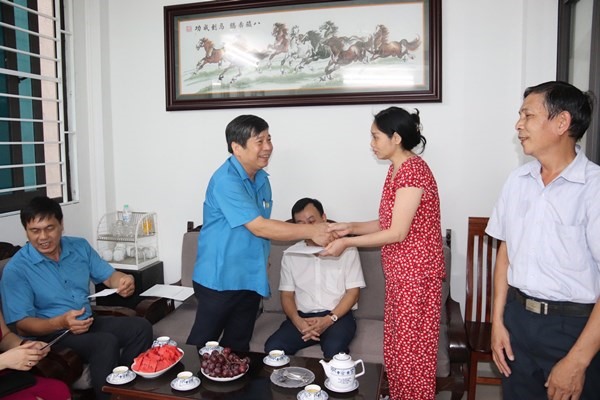 Ông Nguyễn Văn Đông thăm hỏi, tặng quà cho chị Nguyễn Thị Lan Anh - đoàn viên Công đoàn đang công tác tại Bảo tàng Hồ Chí Minh.