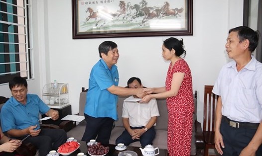 Ông Nguyễn Văn Đông thăm hỏi, tặng quà cho chị Nguyễn Thị Lan Anh - đoàn viên Công đoàn đang công tác tại Bảo tàng Hồ Chí Minh.