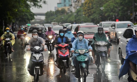 Hà Nội mưa lớn vào sáng đầu tuần. Ảnh: Nguyễn Long.