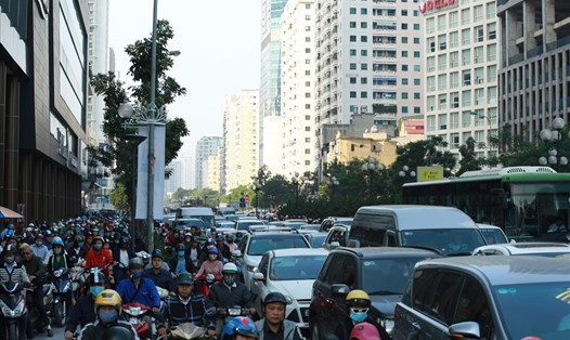 Tuyến đường Lê Văn Lương thường xuyên xảy ra ùn tắc. Ảnh Hải Nguyễn.