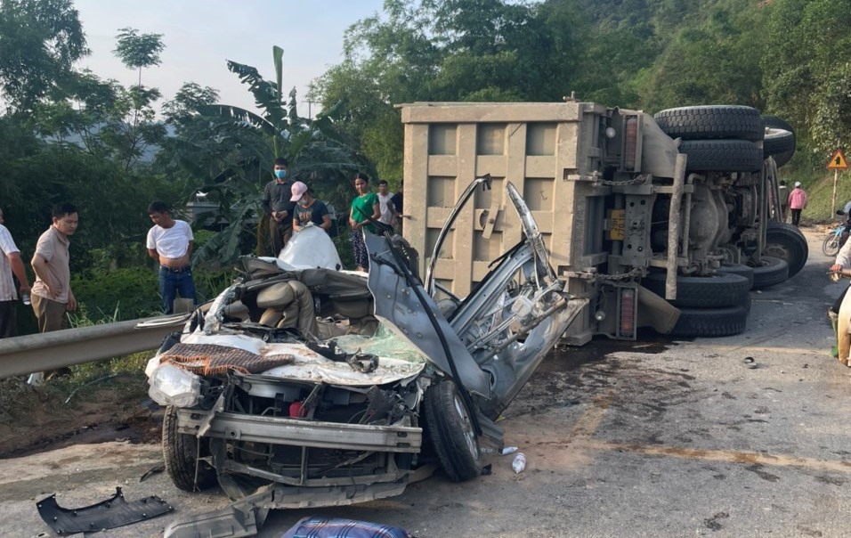 Khởi tố lái xe tải trong vụ tai nạn 3 người tử vong ở Hòa Bình