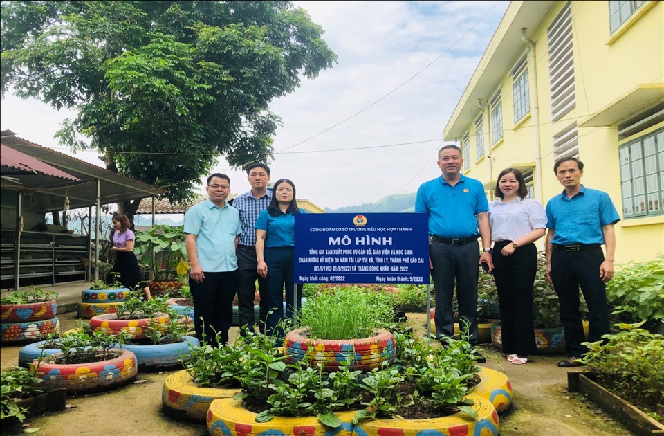 Ông Nguyễn Minh Thái - Phó Chủ tịch Thường trực LĐLĐ tỉnh Lào Cai - gắn biển mô hình (thứ 3 từ trái sang).