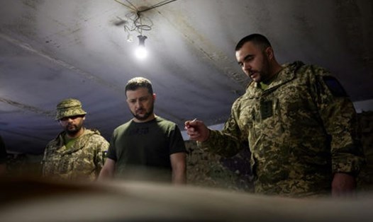 Tổng thống Ukraina Volodymyr Zelensky thăm quân đội ở vùng Zaporizhzhia ngày 5.6. Ảnh: AFP