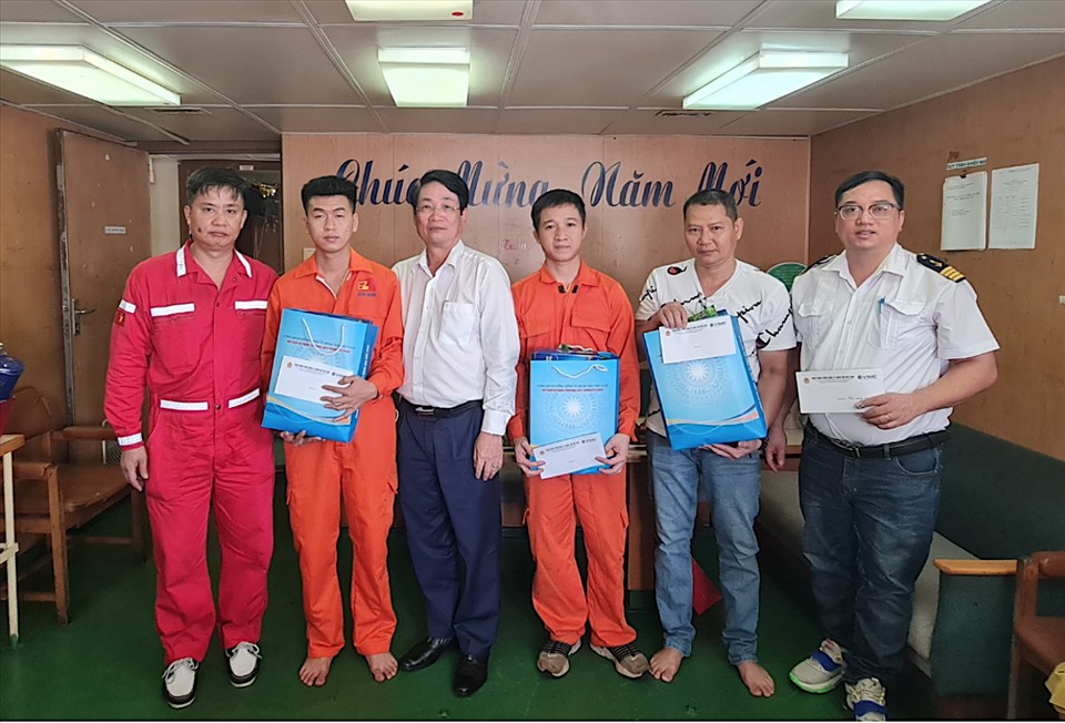 Chủ tịch Công đoàn Tổng Công ty Hàng hải Việt Nam Lê Phan Linh tặng quà các sĩ quan, thuyền viên trên tàu. Ảnh: Linh Chu