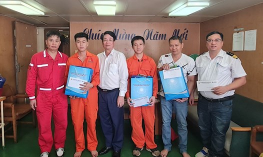 Chủ tịch Công đoàn Tổng Công ty Hàng hải Việt Nam Lê Phan Linh tặng quà các sĩ quan, thuyền viên trên tàu. Ảnh: Linh Chu