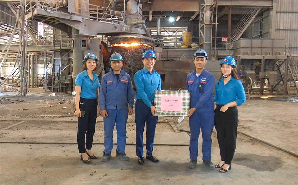 Cán bộ công đoàn tỉnh Thái Nguyên tặng quà người lao động. Ảnh: CĐTN