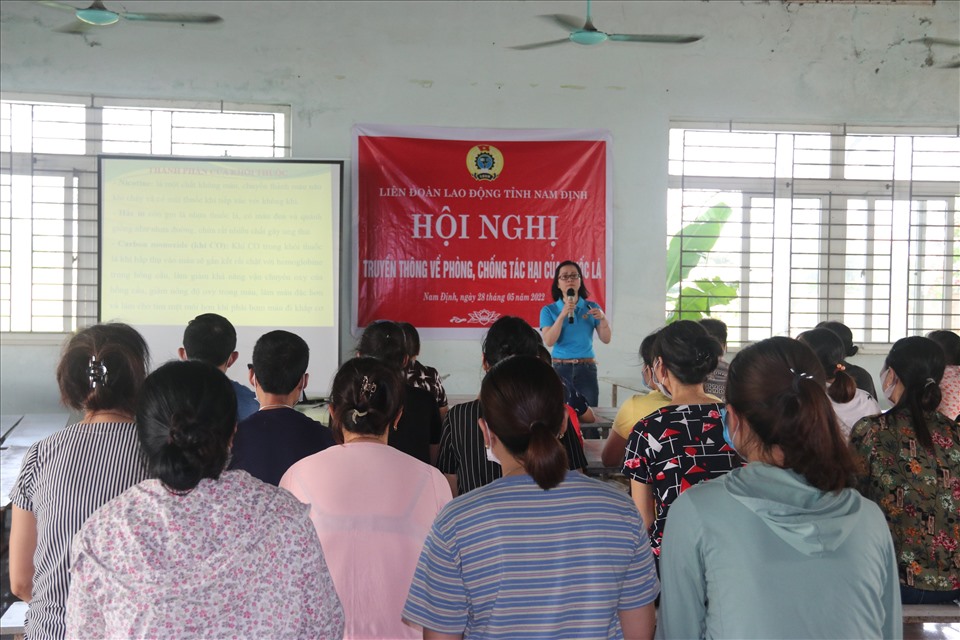 Cán bộ công đoàn tỉnh Nam Định tuyên truyền về phòng chống thuốc lá. Ảnh: CĐNĐ