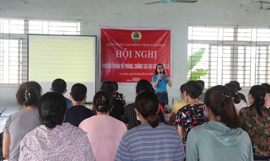 Cán bộ công đoàn tỉnh Nam Định tuyên truyền về phòng chống thuốc lá. Ảnh: CĐNĐ
