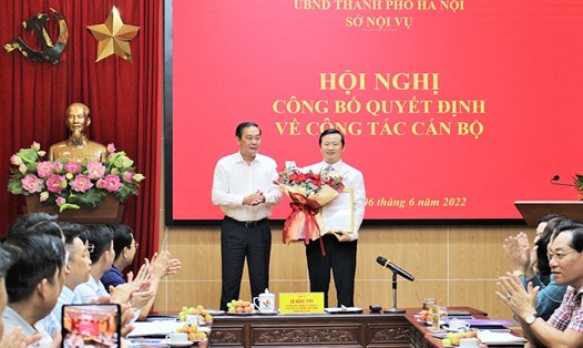Phó Chủ tịch Thường trực UBND thành phố Lê Hồng Sơn trao quyết định bổ nhiệm. Ảnh: TT