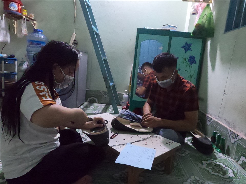 Vợ chồng anh Huỳnh Chương làm việc trong công ty giày da cũng mong muốn sớm nhận được hỗ trợ. Ảnh: Đ.T