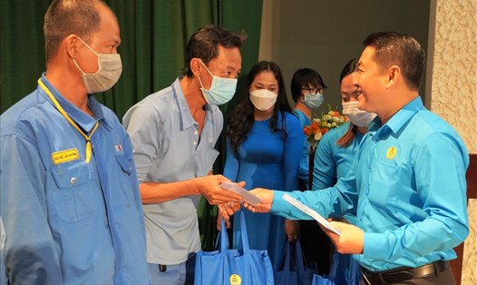 Ông Huỳnh Sơn Tuấn - Chủ tịch LĐLĐ tỉnh trao quà hỗ trợ người lao động trong Tháng Công nhân 2022. Ảnh: T.A