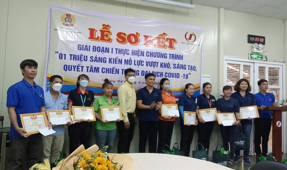 Ông Nguyễn Thanh Nhã - Chủ tịch CĐCS trao Giấy khen cho đoàn viên có sáng kiến hay, thiết thực được áp dụng vào thực tiễn, góp phần mang lại hiệu quả sản xuất kinh doanh cho Công ty.