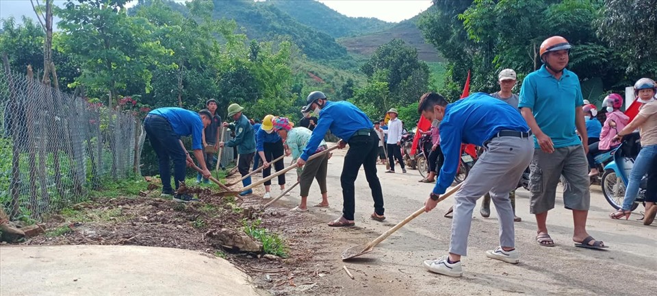 Các cấp công đoàn huyện Tủa Chùa phối hợp với chính quyền chuyên môn đồng cấp ra quân hưởng ứng Ngày môi trường thế giới.