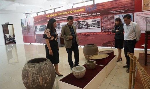 Bảo tàng Hồ Chí Minh tỉnh Thừa Thiên Huế bàn giao 32 hiện vật sưu tầm để hỗ trợ cho Bảo tàng Nguyễn Chí Thanh. Ảnh: BT