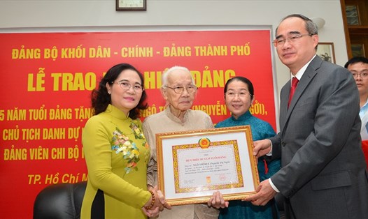 Năm 2020, bà Ngô Thị Huệ được trao Huy hiệu 85 năm tuổi Đảng.  Ảnh:Việt Dũng