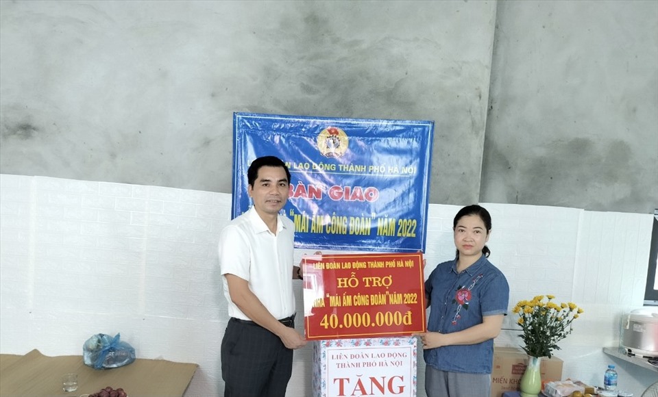 Phó Chủ tịch Liên đoàn Lao động Thành phố Hà Nội Lê Đình Hùng trao hỗ trợ và quà của Liên đoàn Lao động thành phố Hà Nội cho  chị Vương Thị Hằng Mong. Ảnh: CĐH