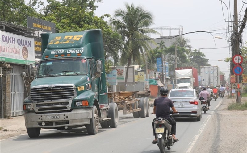 Đường Nguyễn Duy Trinh thường xuyên xảy ra tai nạn giao thông do đường hẹp và mật độ xe container lưu thông lớn. Ảnh: M.Q