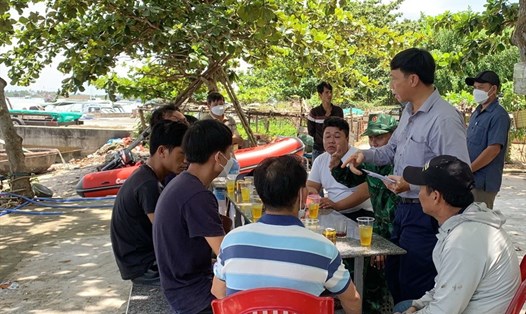 Bộ đội biên phòng Quảng Nam bàn giao người bị nạn, sống sót cho địa phương Quảng Ngãi. Ảnh: LP