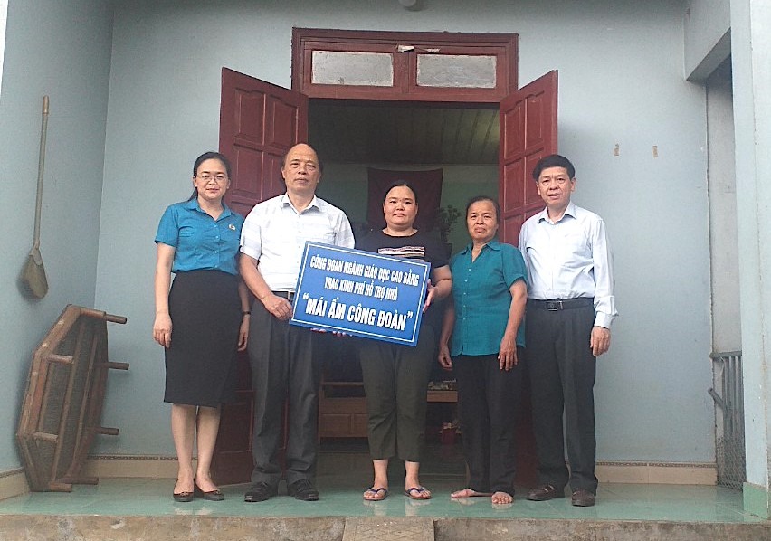 Lãnh đạo sở, Công đoàn ngành GDĐT Cao Bằng trao kinh phí hỗ trợ làm nhà Mái ấm công đoàn. Ảnh: CĐCB
