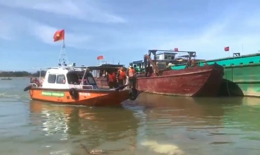 Lực lượng chức năng đưa các ngư dân gặp nạn về đất liền. Ảnh: Thanh Chung