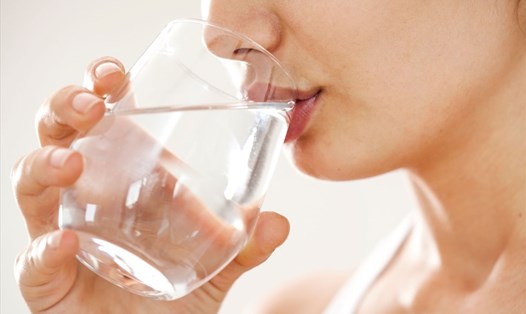 Uống nước sẽ giúp chị em giảm cân một cách hiệu quả và nhanh chóng hơn. Ảnh: Xinhua