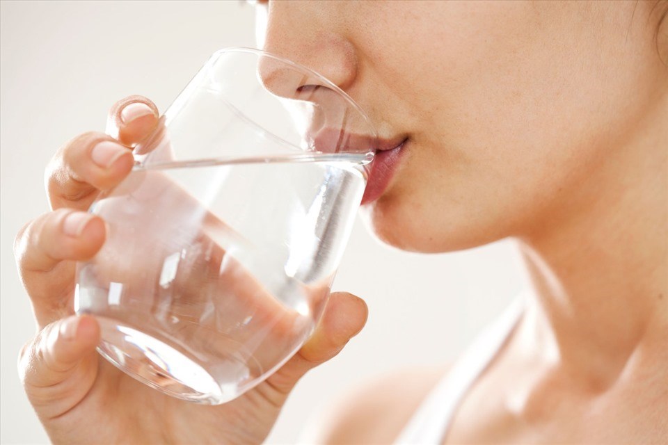 Uống nước sẽ giúp chị em giảm cân một cách hiệu quả và nhanh chóng hơn. Ảnh: Xinhua