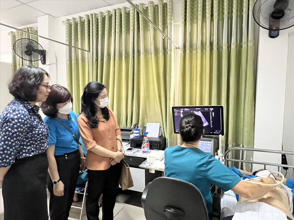 Khám sức khỏe miễn phí cho đoàn viên, người lao động quận Tây Hồ. Ảnh: CĐQ