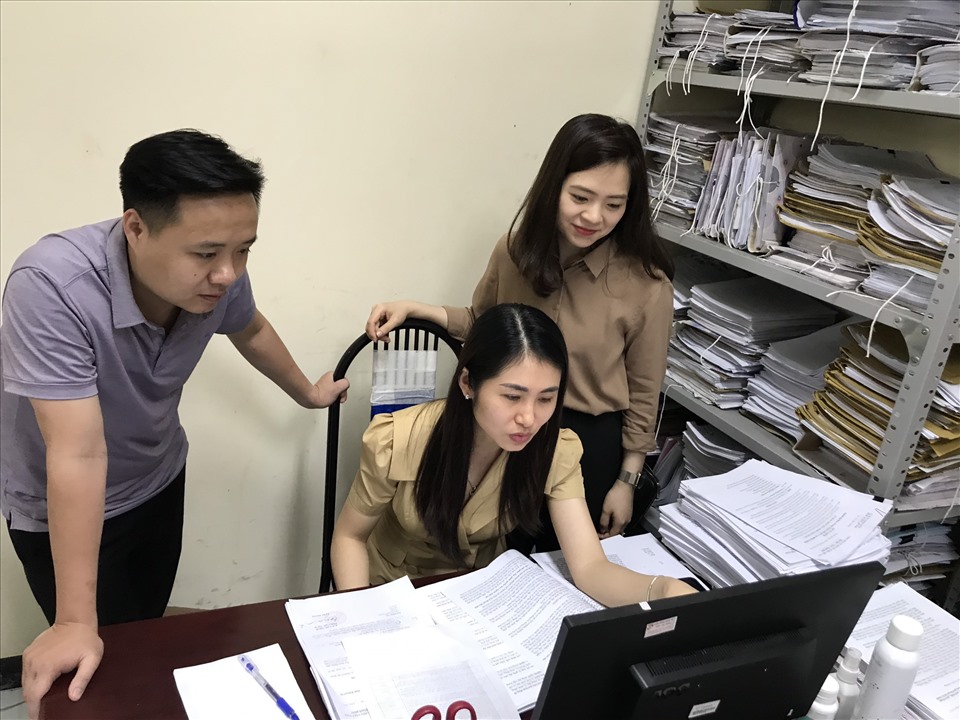 Đoàn viên CĐCS Sở Nội Vụ Tuyên Quang đang trao đổi về sáng kiến "Đẩy mạnh cải cách hành chính, xây dựng chính quyền điện tử hướng tới chính quyền số Tỉnh Tuyên Quang, giai đoạn 2021- 2025, định hướng đến 2030". Ảnh: CĐTQ