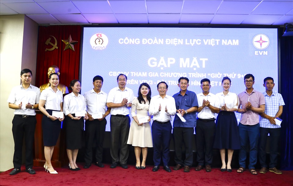 Phó Tổng Giám đốc EVN Nguyễn Xuân Nam và Chủ tịch Công đoàn Điện lực Việt Nam Đỗ Đức Hùng biểu dương CBCNV tham gia chương trình. Ảnh: CĐĐL
