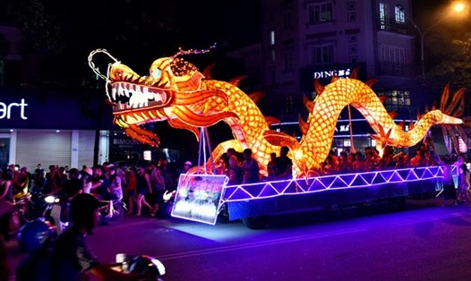 Khoảng 50 mô hình đèn lồng “khủng” tham gia trình diễn tại Lễ hội Thành Tuyên ở TP.Tuyên Quang.