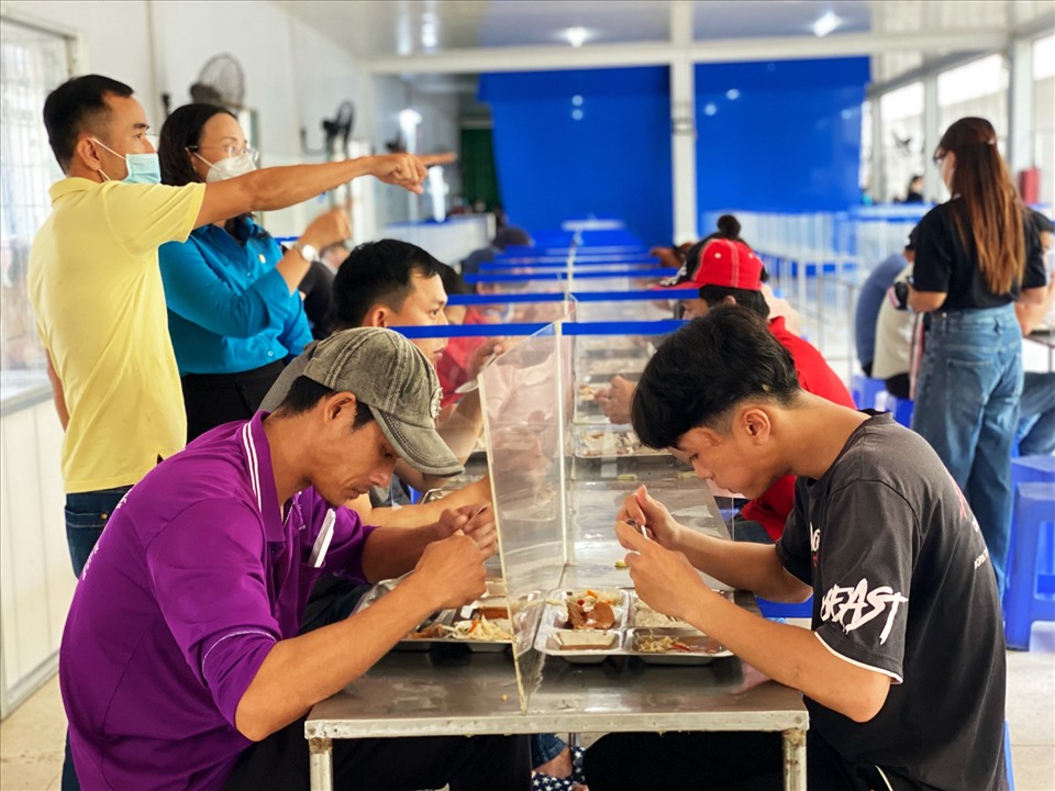 Bữa ăn của người lao động tại Công ty cổ phần thủy sản NTSF, quận Thốt Nốt, thành phố Cần Thơ.