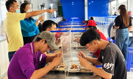 Bữa ăn của người lao động tại Công ty cổ phần thủy sản NTSF, quận Thốt Nốt, thành phố Cần Thơ.