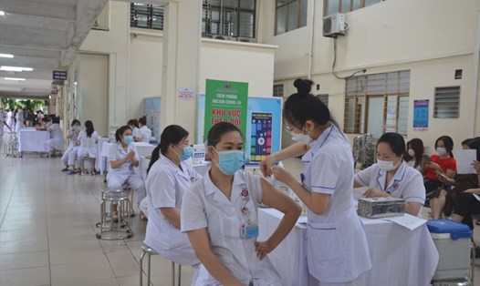 Tiêm vaccine phòng COVID-19 mũi 4 cho cán bộ, nhân viên của Bệnh viện Đa khoa tỉnh Quảng Ninh sáng 7.6.2022. Ảnh: Nguyễn Hoa