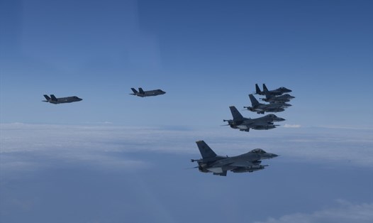 Máy bay chiến đấu Mỹ và Hàn Quốc bay trên biển ngày 7.6. Ảnh: Hội đồng Tham mưu trưởng Liên quân Hàn Quốc