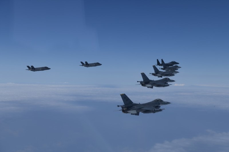 US and South Korea deploy 20 fighter jets at sea amid tensions with North Korea