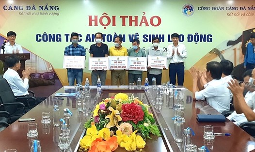 Lãnh đạo Công đoàn Tổng Công ty Hàng hải Việt Nam trao hỗ trợ Mái ấm Công đoàn cho người lao động Cảng Đà Nẵng. Ảnh: CĐHH