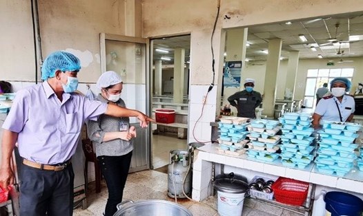 Bếp ăn cho công nhân lao động tại tỉnh Bạc Liêu được thường xuyên kiểm tra chất lượng. Ảnh: Minh Luân
