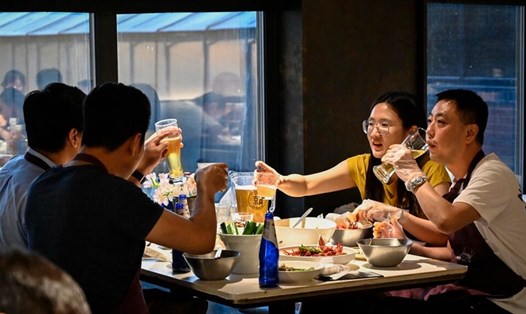Bắc Kinh đã nới lỏng các hạn chế liên quan COVID-19, cho phép ăn tối tại nhà hàng sau khi số ca nhiễm mới giảm. Ảnh: AFP