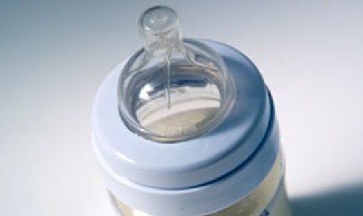 Vệ sinh bình sữa sạch sẽ là cách bảo vệ sức khỏe của bé. Ảnh: Boldsky