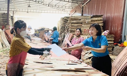 Lãnh đạo Liên đoàn Lao động huyện Lục Ngạn gửi phiếu khảo sát cho công nhân lao động.