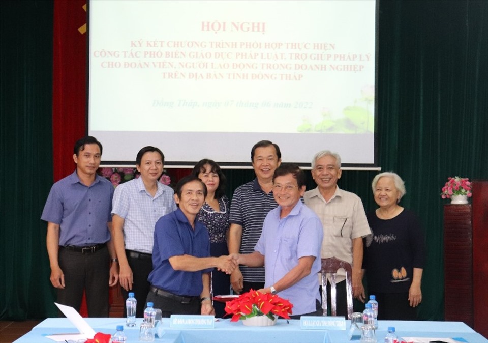 Đồng chí Trần Hoàng Vũ - Chủ tịch LĐLĐ tỉnh và đồng chí Đoàn Quốc Cường - Chủ tịch Hội Luật gia tỉnh Đồng Tháp - ký kết chương trình phối hợp. Ảnh: Lưu Hùng