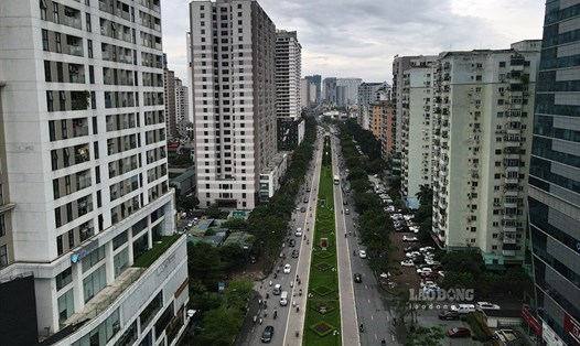 Hàng loạt chung cư cao tầng mọc lên hai bên trục đường Lê Văn Lương - Tố Hữu (Hà Nội).